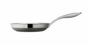 Stijlvolle en duurzame 24 cm RVS koekenpan met antiaanbaklaag en cool-touch handgreep. Perfect voor koken op inductie en alle andere warmtebronnen.