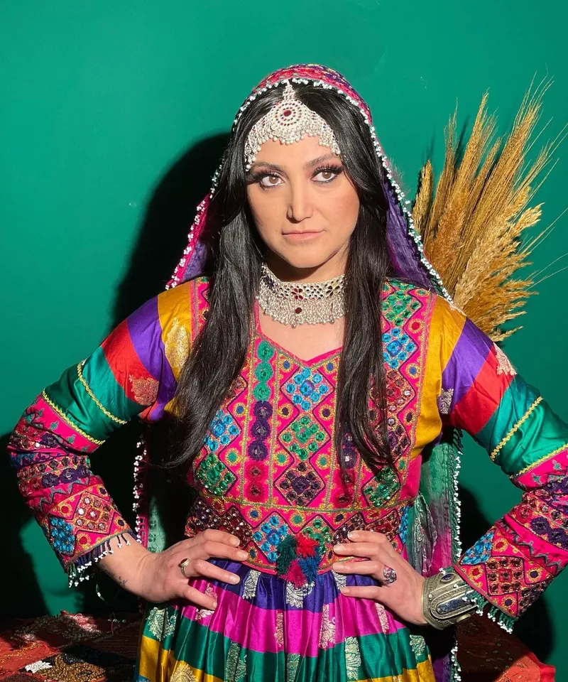 Chef Maryam in traditionele Afghaanse kleding