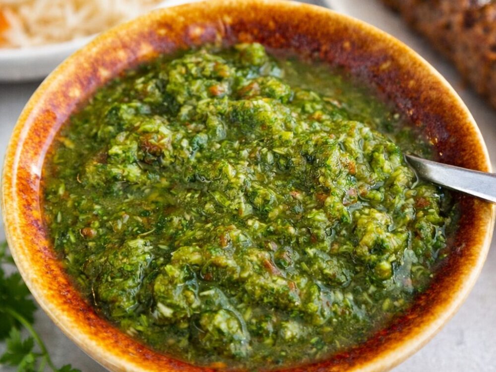 Afghaanse koriander chutney met tomaat en walnoot, geserveerd als fris sausje